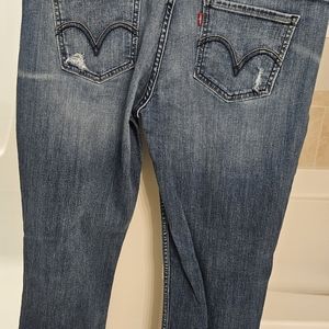 Woman's blue jeans 17M